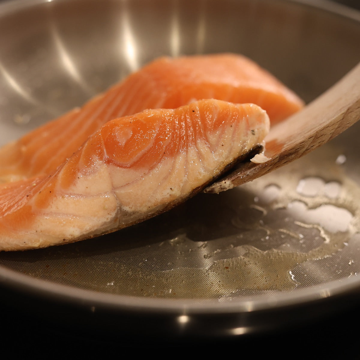Lachs brät in der PFAS-freien Pfanne – löst sich mühelos